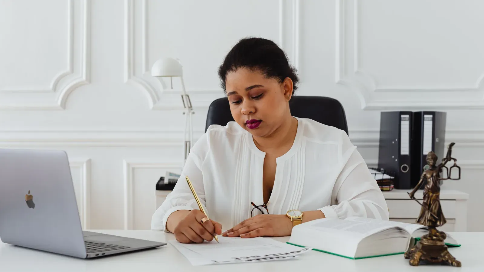 Photo d'une juriste consultant les offres de la bourse emploi notaire dans une étude